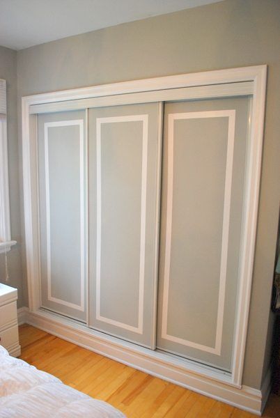 faux trim effect Deur Makeover, Diy Doors, Painted Closet, Upcycling Recycling, Closet Door Makeover, Door Diy, Diy Wardrobe, Sliding Closet, Wardrobe Door