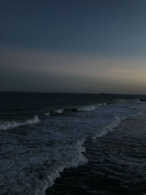 Dark Beach, Ocean At Night, Beach At Night, Beach Night, Sky Sea, Night Scenery, Trik Fotografi, Dark Photography, Night Aesthetic