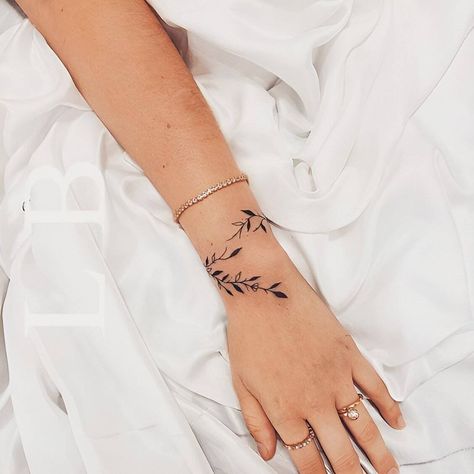 30 Stunning And Meaningful Wrist Tattoos For Girls - 198 Tattos For Girl Wrist, Arm And Wrist Tattoos For Women, Freehand Tattoo Ideas, Wrap Around Wrist Tattoos For Women, Inner Wrist Tattoos, Font Tato, Wrap Around Wrist Tattoos, Wrist Tattoos Girls, Wrist Bracelet Tattoo