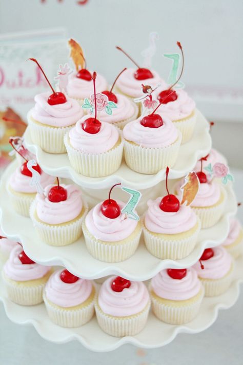 Top Baby Shower Themes, Lola Dutch, Sweet Baby Shower Ideas, Twinkle Twinkle Baby Shower, Baby Birthday Themes, Baby Shower Deco, Cherry Baby, Baby Shower Desserts, Cherry Cake