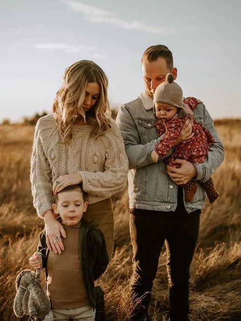 Family Outdoor Christmas Photoshoot, Cable Knit Sweater Family Photos, Family Photo Outfits Autumn, Winter Family Photo Shoot Outfits, Autumn Outfits Family Photos, Fall Session Outfits Family, Family Picture Outfits Jeans, Winter Family Photos Outdoor, Cold Weather Family Photos