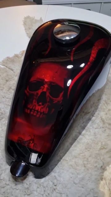 Custom Motorcycle Paint Jobs Ideas, Airbrush Helmet, Custom Bike Helmets, Airbrushed Tanks, Honda Shadow Bobber, Gas Tank Paint, Motorcycle Art Painting, Custom Motorcycle Paint Jobs, Paint Bike