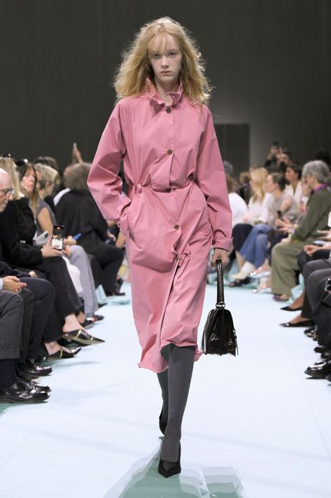 Prada Summer Outfits, Prada Spring 2025, Fashion Week 2024 2025, Prada Fashion Week, Prada Ss25, Prada 2020, Cable Knit Sweater Outfit, Prada Catwalk, Prada Runway