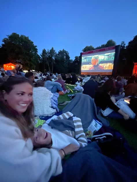 #outside #cinema #snacks #friends #girls #summer #summeridea #summernight #movie Cinema Outside, Cinema Snacks, Outside Movie, Friends Hanging Out, Outdoor Cinema, Friends Pic, I Need Friends, Hanging With Friends, Sleeping Under The Stars