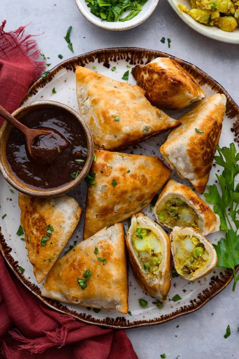 Samosas Recipe, Kacang Polong, Tamarind Sauce, Samosa Recipe, The Recipe Critic, Recipe Critic, Bulgogi, Samosa, Sweet Savory