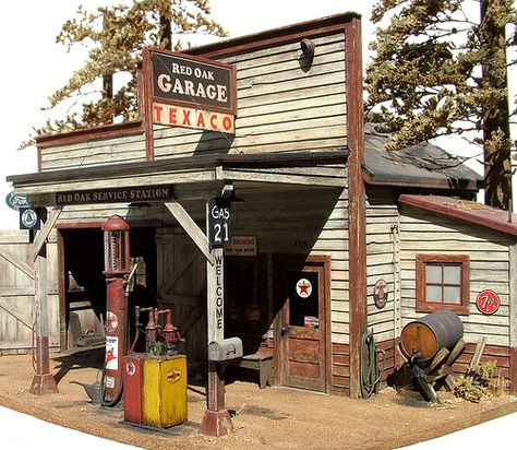 1/48th scale country gas station Old General Stores, Station Essence, Old Gas Pumps, Vintage Gas Pumps, Pompe A Essence, Station Service, Old Garage, Old Country Stores, Old Gas Stations