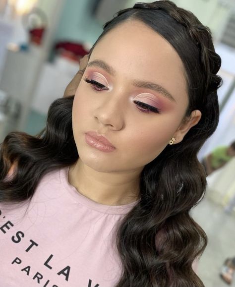 Blush Pink Eyeshadow Look, Quincenera Makeup Natural, Light Pink Makeup Looks Full Face, Pink Quince Makeup Looks, Makeup Looks Quinceanera, Pink Quince Makeup, Quince Makeup Looks, Makeup Looks Full Face, Pink Eyeshadow Makeup