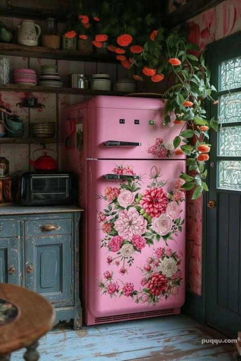 Kitchen Eclectic, Kitschy Kitchen Decor, Quirky Wallpaper, Island Farmhouse, Funky Kitchen, Whimsical Painted Furniture, Kitchen Green, Decor Eclectic, Casa Country