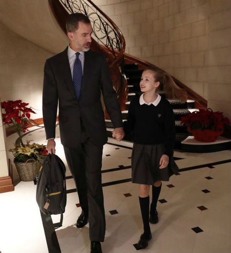 January 2018 - King Felipe and his daughter Leonor walked hand in hand Photo: House of HM the King Rich Father, Dad Aesthetic, Princess Of Spain, Man In A Suit, Estilo Real, Super Rich Kids, Rich Family, Spanish Royal Family, Future Mom