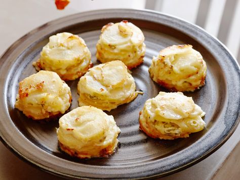 Recipe of the Day: Melissa's Individual Potatoes au Gratin The secret to making this rich, easy potato side lies in your muffin tin. Layer sliced russet potatoes, Swiss cheese and chopped green onions into the muffin cups, give each a splash of heavy cream and bake. It's easier and faster than the casserole dish rendition, and just as deliciously rich. Creamed Potatoes, Easy Holiday Recipes, Potato Dishes, Vegetable Side Dishes, Vegetable Dishes, Potato Recipes, Food Network, Side Dish Recipes, Vegetable Recipes