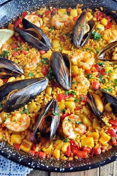 Seafood Paella Recipe Authentic Spain, Best Paella Recipe Authentic, Burnt Rice, Paella Recept, Spanish Seafood Paella, Spanish Paella Recipe, Seafood Paella Recipe, Paella Recipe Seafood, Spanish Paella