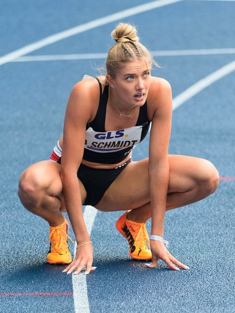 Alica Schmidt 🥉 400 metres • 2024 German Athletics Championships (Braunschweig) #squatting Alica Schmidt, Female Athlete, Track And Field Athlete, Sports Celebrities, Team Coaching, Athletic Girls, Sport Illustration, Sporty Girls, Action Poses