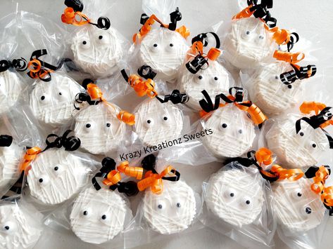 These little Mummies make a perfect Halloween treat! Each order includes 6 individually wrapped mummy chocolate covered oreos Puck Cakes, Halloween Treat Baskets, Cake Pucks, Halloween Themed Desserts, Halloween Sweet Treats, Halloween Deserts, Halloween Oreos, Chocolate Covered Cookies, Halloween Treat Boxes