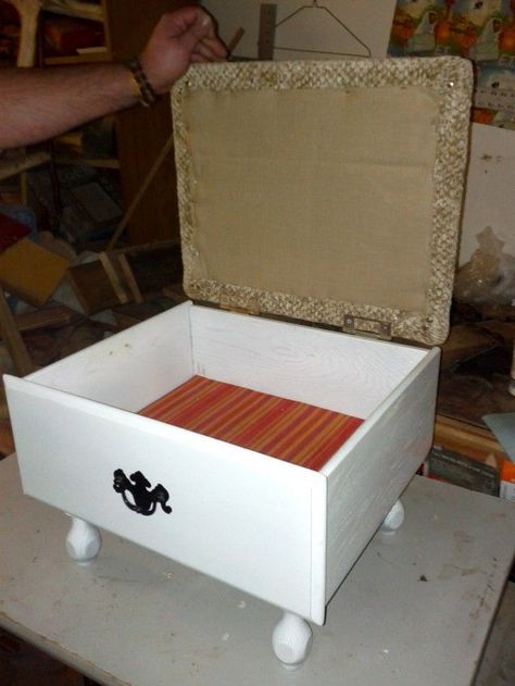 And legs to an old drawer, hinged lid with a padded top, and you have an ottoman/footstool with storage. 15 DIY Ideas How to Re-purpose Old Drawers - Footstool With Storage, Drawers Repurposed, Old Drawers, Hemma Diy, Storage Footstool, Padded Top, Old Dressers, Repurposed Items, Upcycle Recycle