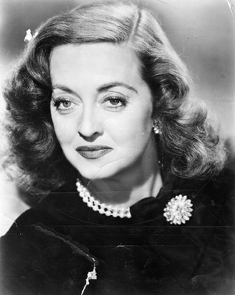 One of the greatest actresses of the silver screen .... Bette Davis Eyes, Very Important Person, Betty Davis, All About Eve, Old Hollywood Stars, Classic Actresses, Bette Davis, Joan Crawford, Hollywood Legends