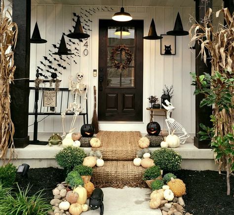 Witchy Front Door, Elegant Halloween Decor, Classy Halloween Decor, Classy Halloween, Halloween Front Doors, Halloween Facts, Pretty Halloween, Adornos Halloween, Elegant Halloween