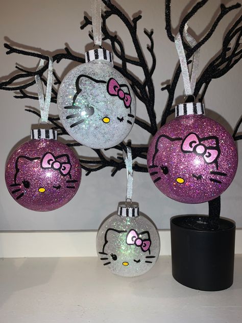 Cute Cat glitter handmade ornament!-  Listing is for ONE ornament but you can purchase multiples if needed.  Choose from pink glitter or white glitter! Ornaments take 1-3 days to make to allow glitter to fully dry. shatterproof ornament is about 3" in height x 1" thick. Done with vinyl decals. Decals are done in black, yellow  pink shimmer!   these can be customized by adding a single name to the back at no additional charge! Due to it being close to the holiday times Shipping will take an estim Diy Cute Christmas Ornaments, Care Bear Ornaments, Glitter Vinyl Ornaments, Quick Crafts For Adults Diy, Hello Kitty Christmas Ornaments Diy, Diy Glitter Christmas Ornaments, Christmas Ornimates Diy Kids, Christmas Dollar Store Crafts, Sanrio Christmas Decor