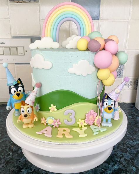 Number 4 Bluey Cake, Bingo From Bluey Cake Ideas, Bluey Birthday Duck Cake, Bluey Cake Birthday, Bluey Cake With Figurines, Bluey Bingo Birthday Party Ideas, Bluey 3rd Birthday Cake, Bingo And Bluey Birthday Cake, Birthday Cake Bluey Theme