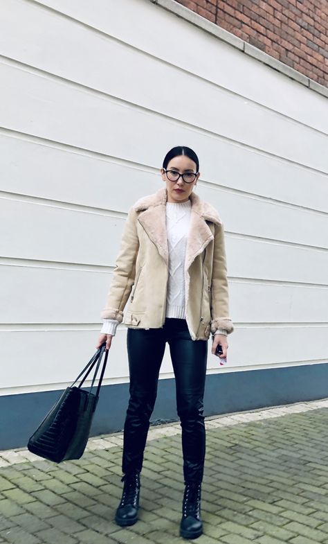 Beige Biker Jacket Outfit, Biker Jacket Outfit, Beige Outfit, Beige Jacket, Jacket Outfit, Biker Jacket, Jacket Outfits, Trench Coat, Fashion Beauty