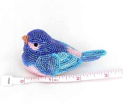 Pretty beaded birds by Meredith Dada - http://beadsmagic.com/?p=1231#more-1231 Beaded Bird, Art Perle, Bird Beads, Beading Crafts, Beautiful Beadwork, Beaded Crafts, Beaded Animals, Beading Projects, Beaded Ornaments