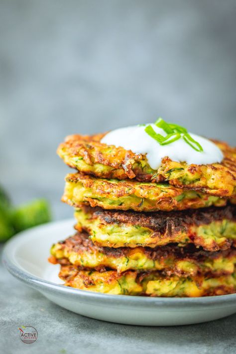 Sweetcorn Fritters Recipe, Lunchbox Meals, Sweetcorn Fritters, Courgette Fritter, Easy Sandwich, Potato Fritters, Zucchini Fritters, Fritter Recipes, Sweet Chilli Sauce