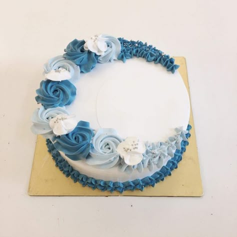 Royal Blue Cake Design, Mom Birthday Cake Designs, Round Cake With Flowers, Simple Cake Ideas, Blue Birthday Cakes, Candy Birthday Cakes, Cake Decorating Icing, Cake With Flowers, Decorating Frosting