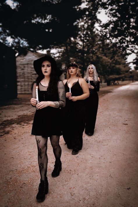 Witch Coven Costume, Modern Witch Halloween Costume, Coven Costume Ideas, Coven Witches Costume, Coven Halloween Costume, Witchcraft Photoshoot, 3 Witches Photoshoot, Witch Picnic, Coven Photography