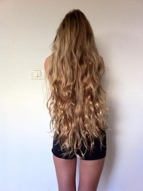 cheveux très longs, frisés coiffure pour les cheveux longs.  http://www.pinterest.com/adisavoiaditrev/ Lilac Hair, Have Inspiration, Pastel Hair, Super Long Hair, Very Long Hair, Long Blonde Hair, Mermaid Hair, Beautiful Long Hair, Love Hair