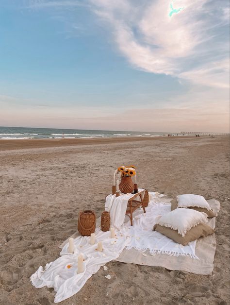 Beach Picnic Proposal Ideas, Beach Proposal Setup, Gf Proposal, Sea Picnic, Charcuterie Dessert, Beach Props, Dessert Boards, Engagement Pictures Beach, Dream Proposal