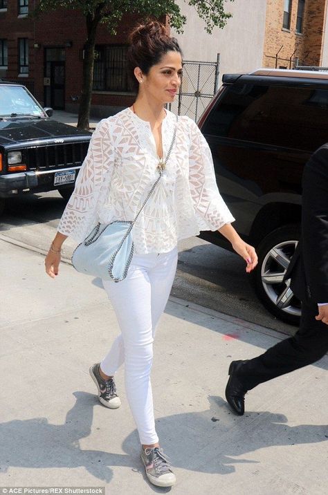 Camila Alves Street Style Light Blue Purse Outfit, Mini Purse Outfit, Blue Purse Outfit, Models Outfits, Purse Outfit, Nyc Street, Blue Purse, Pink Nail, Spring Style