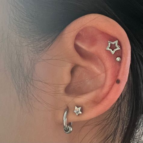 Helix Jewelry Hoop, Second Lobe And Helix Piercing, Silver Double Ear Piercing, Two Lobe Earrings, Different Helix Piercings, Cool Helix Piercing, Earrings For Helix Piercing, Two Earlobe Piercings, Emo Piercings Ears