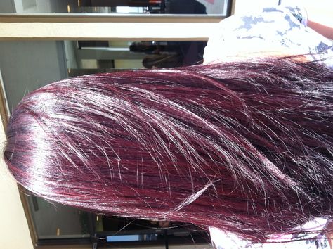 Red violet hair, this color always looks so good with a nice brown tan and pretty sparkly grn eyes.... i always go back to this color. Pelo Color Borgoña, Pelo Color Vino, Red Violet Hair, Violet Hair Colors, Plum Hair, Violet Hair, Hair Color Burgundy, Hair Color Chart, Lilac Hair