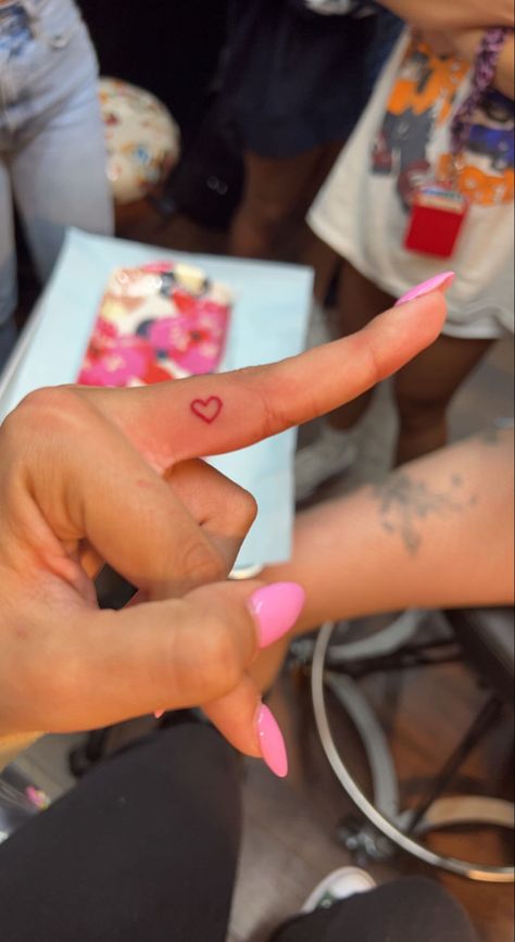 Minimalist Finger Tattoo, Side Finger Tattoos, Inside Finger Tattoos, Heart Tattoo Ankle, K Tattoo, Writing Tattoos, Tasteful Tattoos, Petite Tattoos, Tattoos For Black Skin