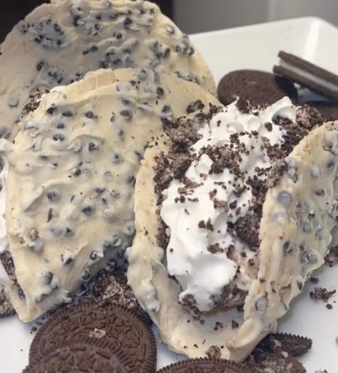 Oreo Cheesecake Tacos Cheesecake Tacos Recipe, Unique Cheesecake Recipes, Cheesecake Tacos, Sweet Taco, Crunchy Taco Shells, Unique Recipes Desserts, Dessert Taco, Oreo Filling, Cookies And Cream Cheesecake