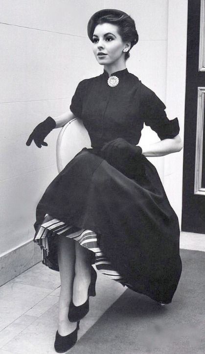 Model is wearing a dress from Ohrbach’s department store, photo by Nina Leen, 1951 Nina Leen, 1950 Fashion, Fashion 1950s, 50 Style, Retro Mode, Vintage Couture, Pencil Skirts, Moda Vintage, 60s Fashion