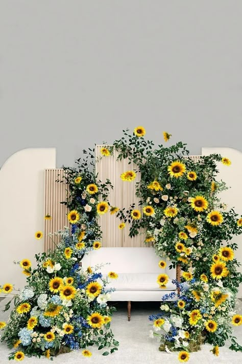 Sunflower Theme Engagement Party, Sunflower Themed Graduation Party, Sunflower Installation, Sunflower Party Theme Decoration, Sunflower Party Backdrop, Venue Questions, Dekorasi Wedding, Wedding Illustration Card, Sunflower Wedding Decorations