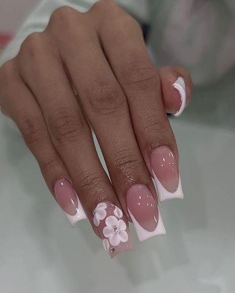 ig: nailsbyzairaa Acrylic Nails With Rhinestones And Flower, Pink Flower Nails Acrylic Short, Short French Tip Acrylic Nails With 3d Flowers, Short Pink Square Nails, Rhinestone Nail Ideas, Pink Aura Nails With Flowers, Pink Flower Charm Nails, Shorties Nails, Shorts Nails