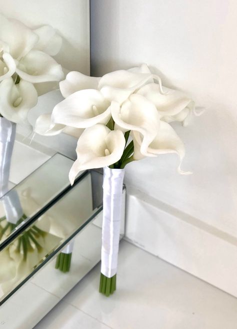 Lilly Bouquet Wedding, Calla Lily Bridesmaid Bouquet, Bouquet Calla Lily, Calla Lillies Bouquet, Calla Lily Centerpieces, White Calla Lily Bouquet, Elegant Bridal Bouquets, Lily Bridal Bouquet, Bride 2024