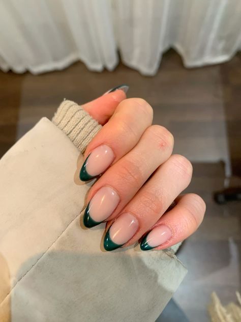 Green French Tip Nails Ideas, Green Nails Acrylic Almond French Tip, French Emerald Green Nails, Forest Green Tips Nails, French Green Tip Nails, Forest Green Nails French Tip, Green Nail Ideas Almond, Hoco Nail Ideas Green Dress, Forest Green Nail Art