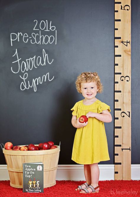 school portrait for pre-school Preschool Photo Ideas, Preschool Photography, Picture Booth, Apple School, First Day Of School Pictures, Welcome To School, School Portraits, Nursery School, Outdoor School