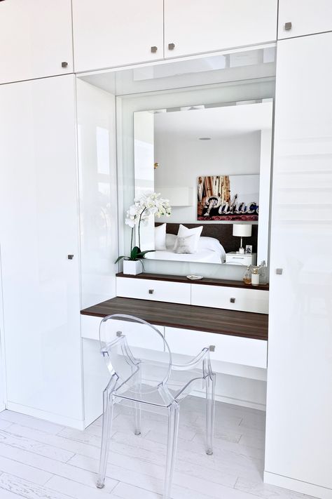 Contemporary and white built in makeup vanity with a backlit mirror, jewelry drawers and cabinets for clothing, bags, and shoes. Vanity In Bedroom, Jewelry Drawers, Built In Vanity, Makeup Vanity Ideas, Bedroom Built In Wardrobe, Closet Vanity, Built In Dresser, Bedroom Makeup Vanity, Modern Townhouse