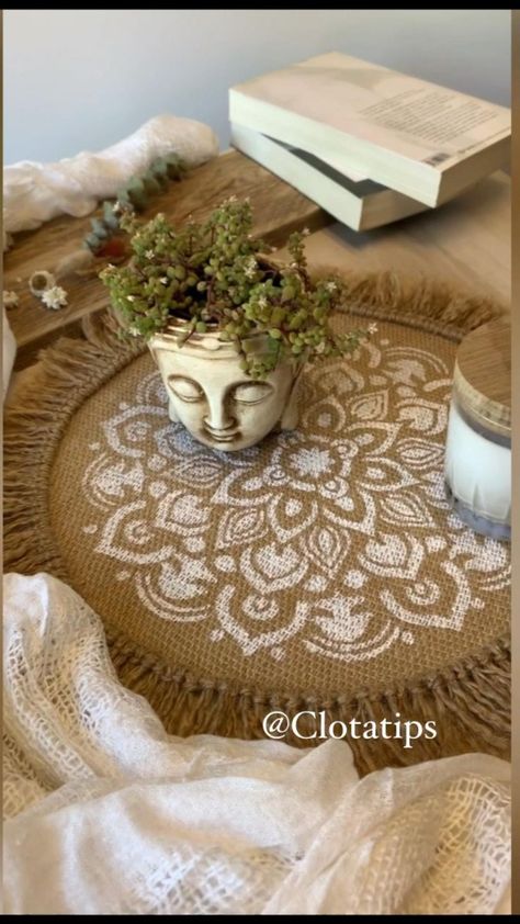 Plato de sitio en 2022 | Manualidades creativas, Manualidades de decoración, Manualidades Muslin Fabric Projects Ideas, Boho Crafts Diy, Diy Boho Decor, Jute Crafts, Rope Crafts Diy, Burlap Crafts, Craft Room Decor, Deco Boheme, Diy Dollar Store Crafts