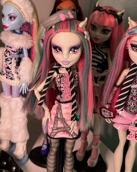 Rochelle Goyle, Doll Customization, High Characters, Trio Halloween Costumes, Custom Makeup, Doll Things, Monster High Characters, Doll Repaint, Monster High Dolls