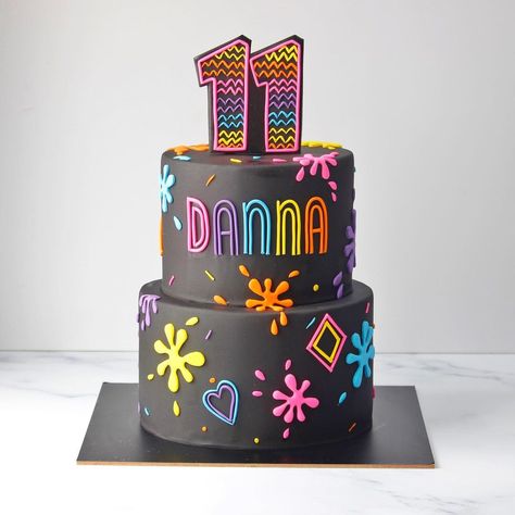 Black And Neon Birthday Cake, Neon Theme Birthday Cake, Black And Neon Cake, Glow Party Birthday Cake, Neon Birthday Party Cake, Pastel Neon Party, Neon Cakes Glow Birthday Parties, Glow In The Dark Cake Ideas, Tortas Neon Party