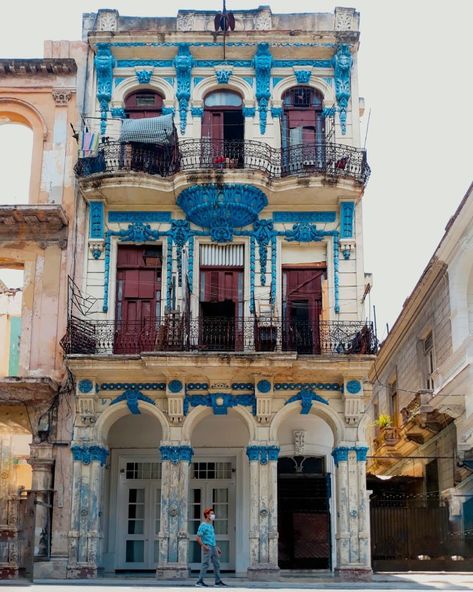 Cuba Buildings, Cuba Architecture, Cuban Architecture, Havanna Cuba, Goal Aesthetic, Colonial House Interior, Cuba Photography, Continents And Countries, Background Inspiration