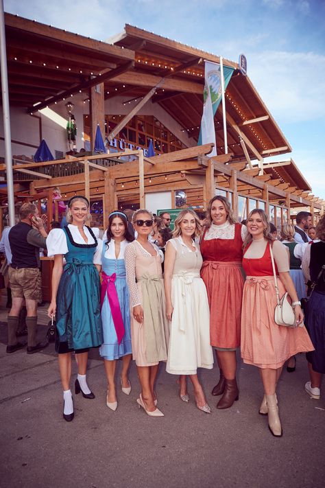 Promis in Tracht: Stilvolle Dirndl auf der Madlwiesn in München! #Dirndl #oktoberfest #trachtenmode #münchen #wiesn Dirndl Aesthetic, Dirndl Dresses, Dirndl Dress Oktoberfest, October Fest, Oktoberfest Dress, Dirndl Outfit, Oktoberfest Outfit, Oktoberfest Party, Dirndl Dress