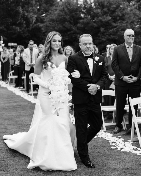 HAPPY FATHERS DAY!!! One of my favorite set of images to get back from weddings is the “first look” with the Bride’s father. They’re watching their babies grow up and start their own families and it’s SO EMOTIONAL!! 😭 We are so honored to be a part of each and every one of our brides wedding day, and most of the time it’s thanks to their fathers (and mothers) so here’s to ALL the daddy’s out there! Happy Fathers Day from Campbell Creative! 💙 Venue @auburnoaksfarm Planning @lauralece827 H... Bride And Groom Parents Pictures, Wedding Photo Ideas Bride And Father, Wedding Photography Poses Family Parents The Bride, Wedding Ceremony Poses, Father Of Bride Photos, Wedding Day First Look, Wedding Photo Ideas Father Daughter, Father And Bride Photos, Wedding Photo With Family