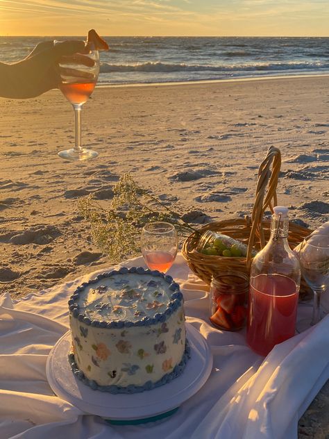 insta: @rachelelizamichael Coastal Birthday, Birthday At The Beach, Picnic Cake, 17th Birthday Ideas, Beach Birthday Party, Picnic Inspiration, Art Surreal, Picnic Birthday, 23rd Birthday