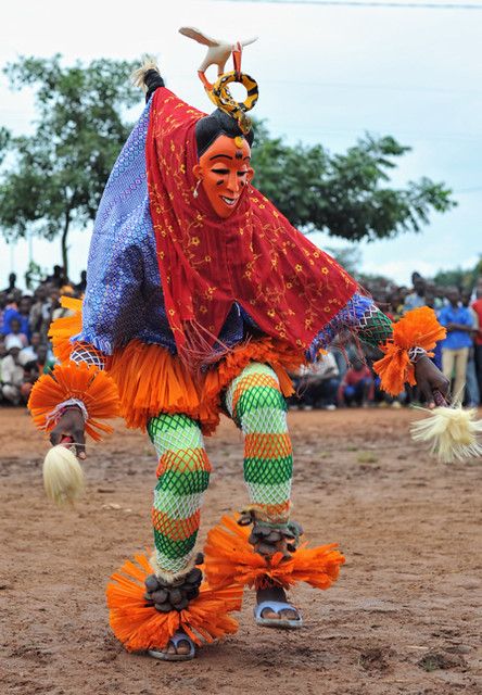 Tribes Of The World, Dancing People, Burning Man Art, African Dance, Masks Crafts, African People, Folk Dresses, African Masks, Arte Popular