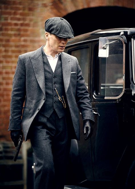 Cillian Murphy as Thomas Shelby in Peaky Blinders Season 6 Peaky Blinders Style Suit, Peaky Blinders Fashion, Peaky Blinders 4, Peaky Blinders Hat, Beret Outfit, Peaky Blinders Season, Peaky Blinders Characters, Peaky Blinders Wallpaper, Peaky Blinders Suit